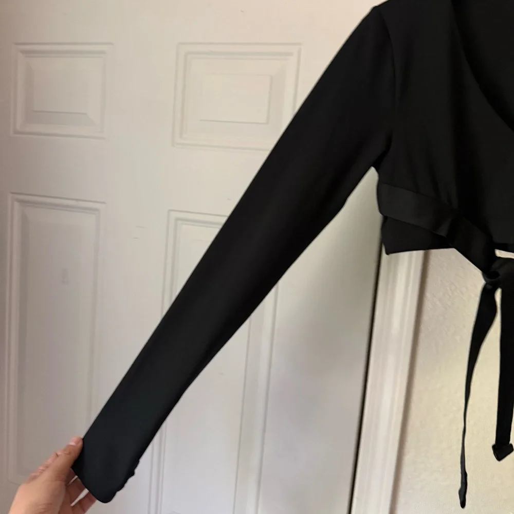 LE ORE black v neck long sleeve belted tie waist‎ cropped top